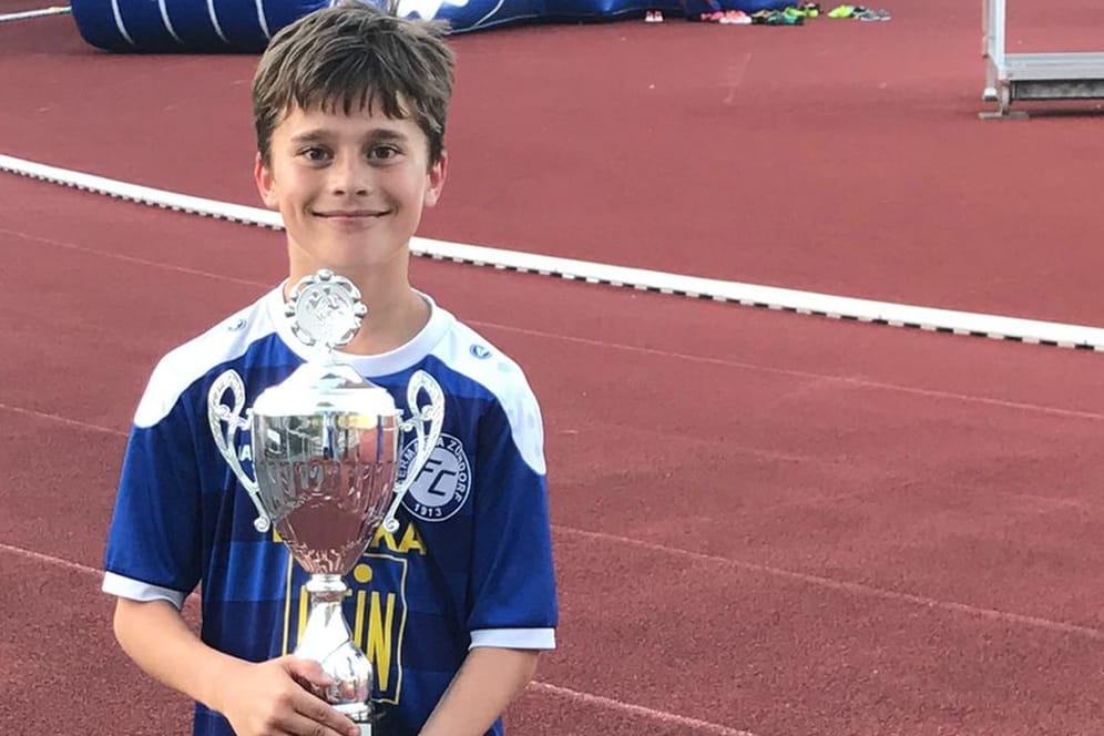 Mattes hält im Fußballtrikot einen Pokal in den Händen: Der 13-Jährige ist an Blutkrebs erkrankt und auf eine Stammzellenspende angewiesen.