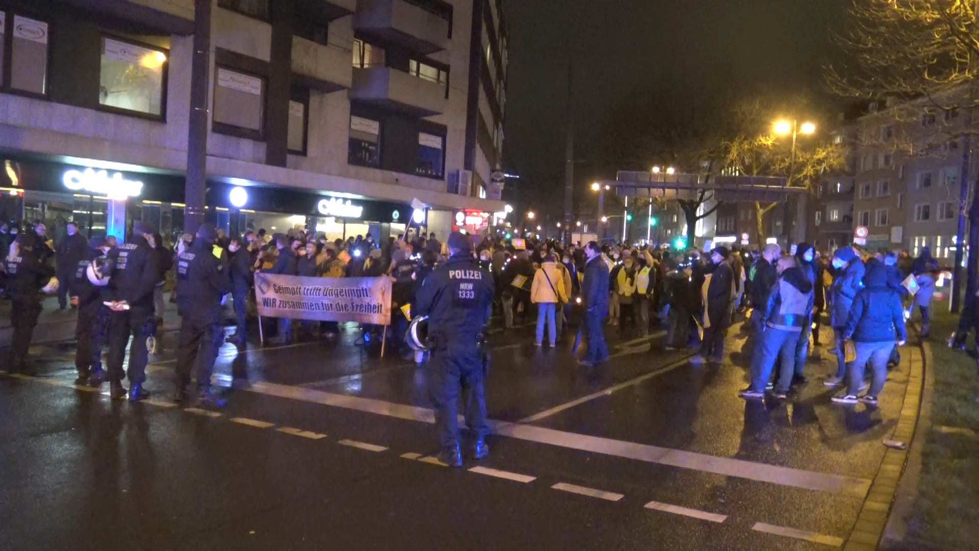 Die Corona-Gegner auf der Straße: Die Polizei teilte die Versammlung in zwei Teile auf.