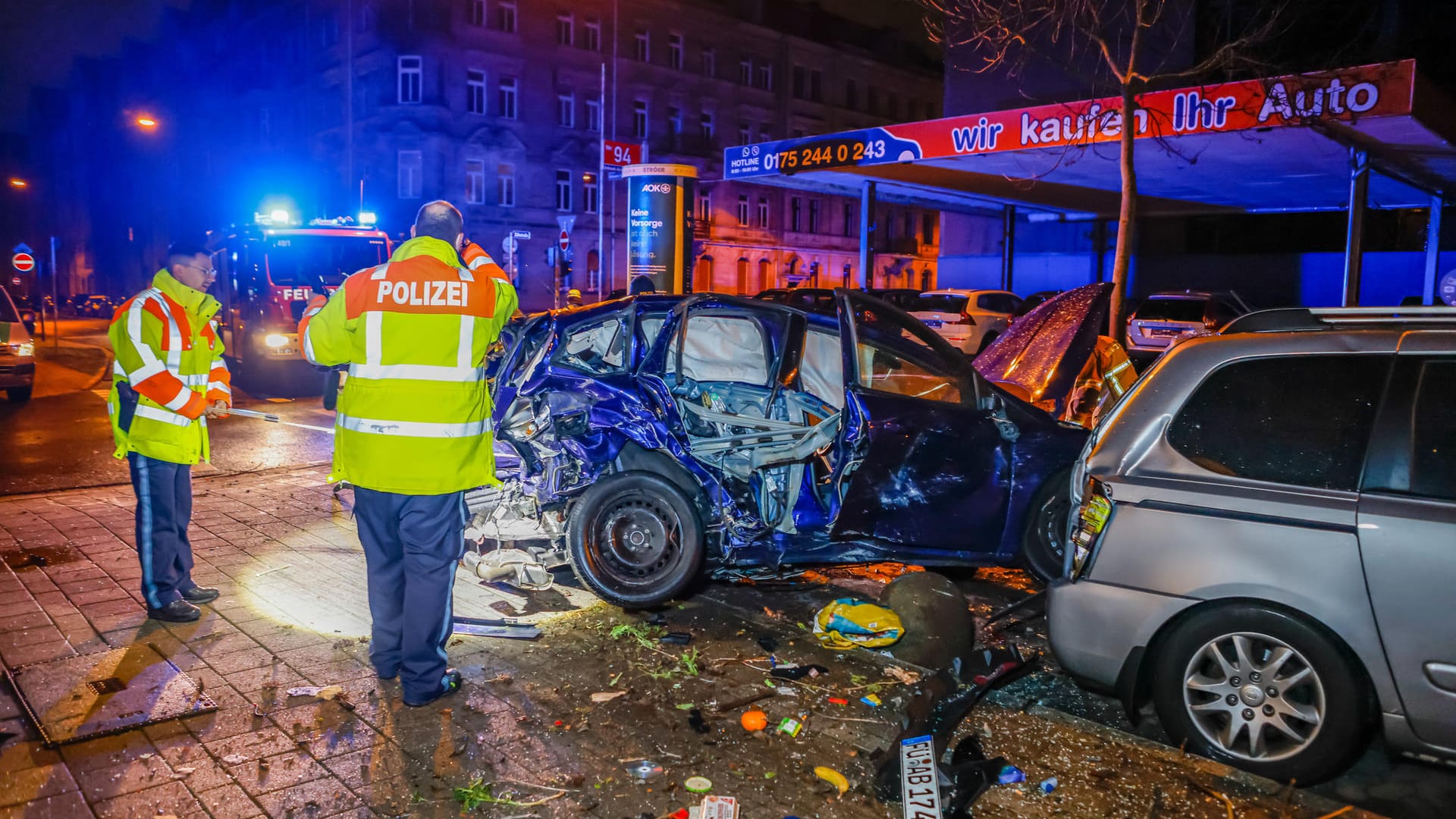 Schwerer Unfall in Fürth: Hier kam es zu einer Karambolage. Zudem wurden ein Baum gefällt und Verkehrsschilder umgeworfen.