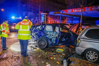 Schwerer Unfall in Fürth: Hier kam es zu einer Karambolage. Zudem wurden ein Baum gefällt und Verkehrsschilder umgeworfen.