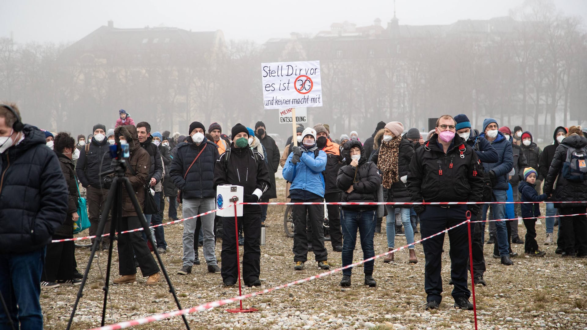 Impfgegner auf der Theresienwiese (Archivbild): Die Allgemeinverfügung muss von den Antragstellern nun nicht mehr beachtet werden. Impfgegner auf der Theresienwiese (Archivbild): Die Allgemeinverfügung muss von den Antragstellern nun nicht mehr beachtet werden.