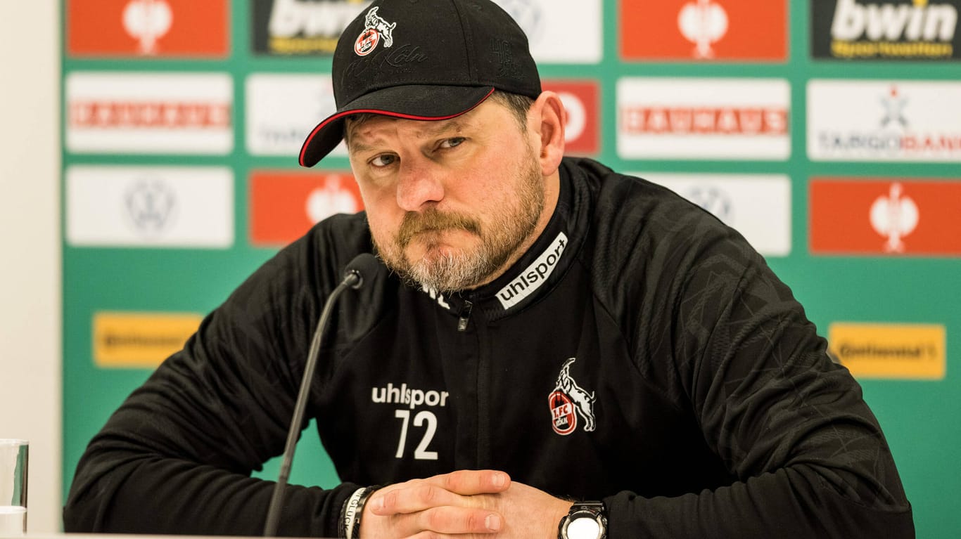 Steffen Baumgart bei einer Pressekonferenz des 1. FC Köln am 17. Januar: Die Entscheidung, wer Meré als Innenverteidiger ersetzt, soll Ende des Monats fallen.