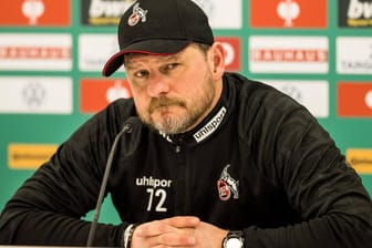 Steffen Baumgart bei einer Pressekonferenz des 1. FC Köln am 17. Januar: Die Entscheidung, wer Meré als Innenverteidiger ersetzt, soll Ende des Monats fallen.