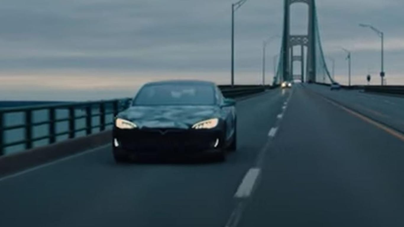 Auf großer Fahrt durchs winterliche Michigan: Tüftler aus Detroit haben mit einem Tesla Model S einen neuen Reichweitenrekord aufgestellt.