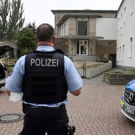 Polizei an der Synagoge in Hagen: Weil er einen Anschlag auf die Synagoge geplant haben soll, ist nun Anklage gegen einen 17-Jährigen erhoben worden.