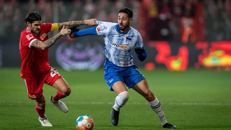 Kampf ums Pokal-Viertelfinale: Unions Kapitän Christopher Trimmel will Stadtrivale Hertha BSC mit Ishak Belfodil (r.) aus dem Pokal werfen.