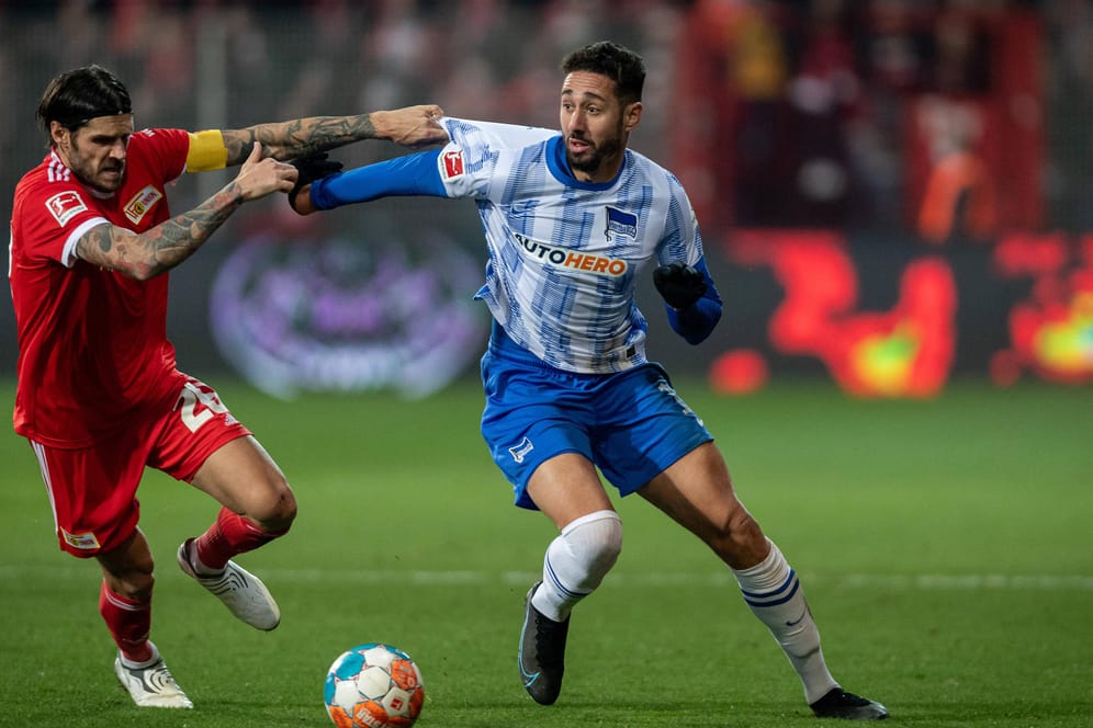 Kampf ums Pokal-Viertelfinale: Unions Kapitän Christopher Trimmel will Stadtrivale Hertha BSC mit Ishak Belfodil (r.) aus dem Pokal werfen.