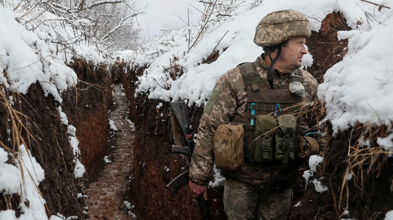 Ein ukrainischer Soldat hält in einem Schützengraben im Donezk-Becken Wache: Der EU-Außenbeauftragter befürchtet einen russischen Vormarsch auf das Gebiet.