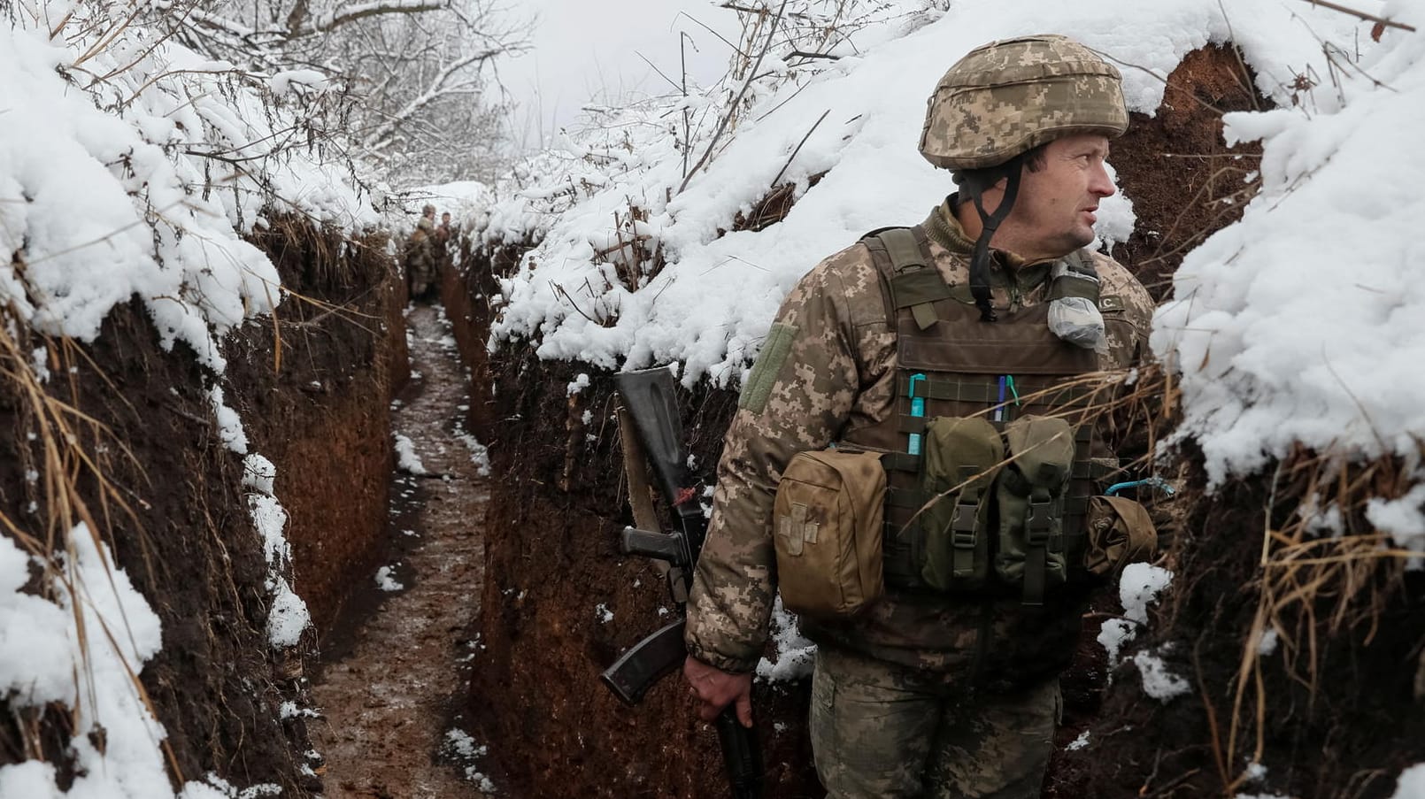 Ein ukrainischer Soldat hält in einem Schützengraben im Donezk-Becken Wache: Der EU-Außenbeauftragter befürchtet einen russischen Vormarsch auf das Gebiet.