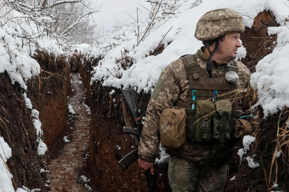 Ein ukrainischer Soldat hält in einem Schützengraben im Donezk-Becken Wache: Der EU-Außenbeauftragter befürchtet einen russischen Vormarsch auf das Gebiet.