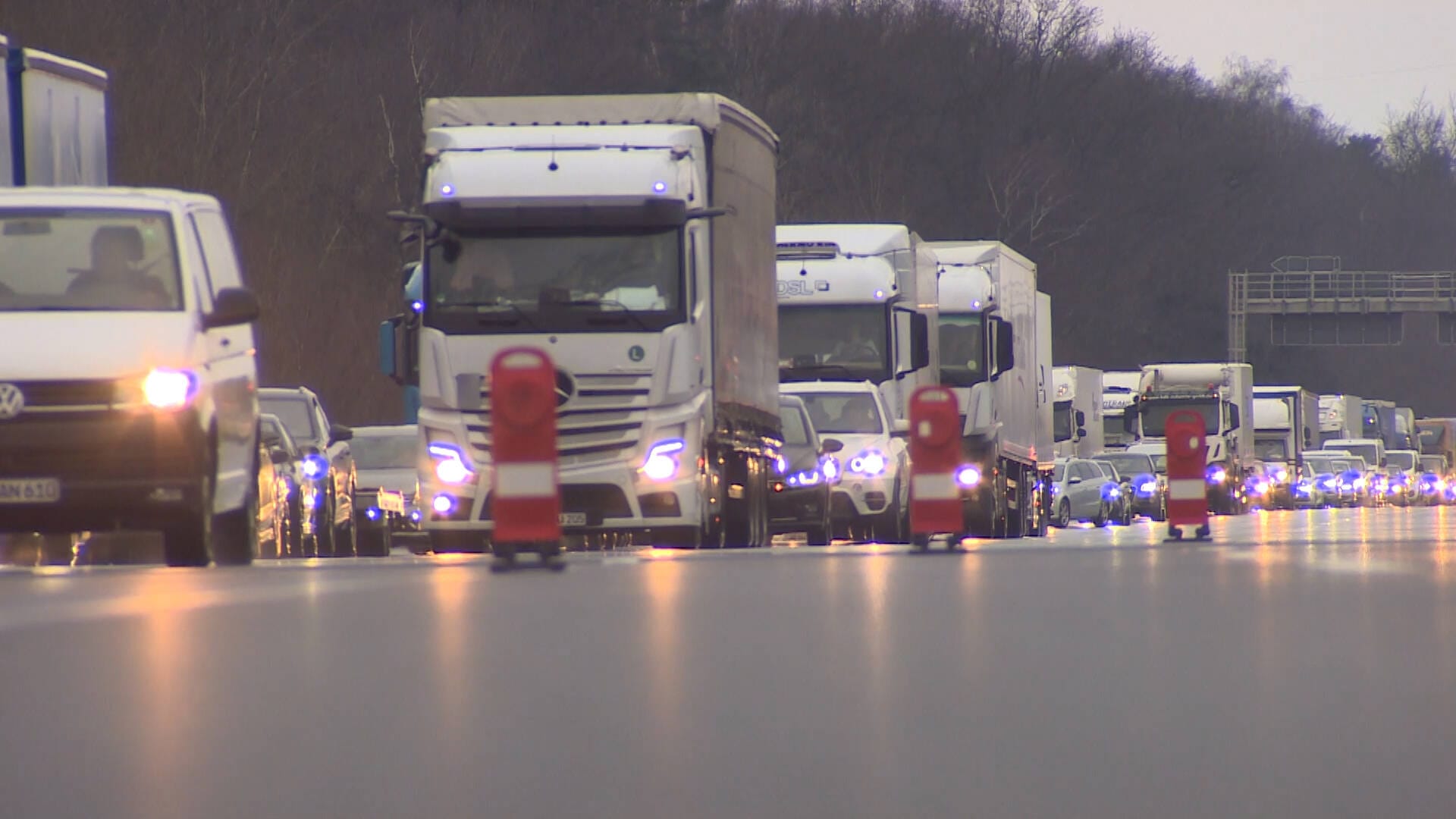 Eine Spur ist nach einem Unfall auf der A2 gesperrt (Symbolbild): Bei dem Unfall wurde eine Person leicht verletzt. Eine Spur ist nach einem Unfall auf der A2 gesperrt (Symbolbild): Bei dem Unfall wurde eine Person leicht verletzt.