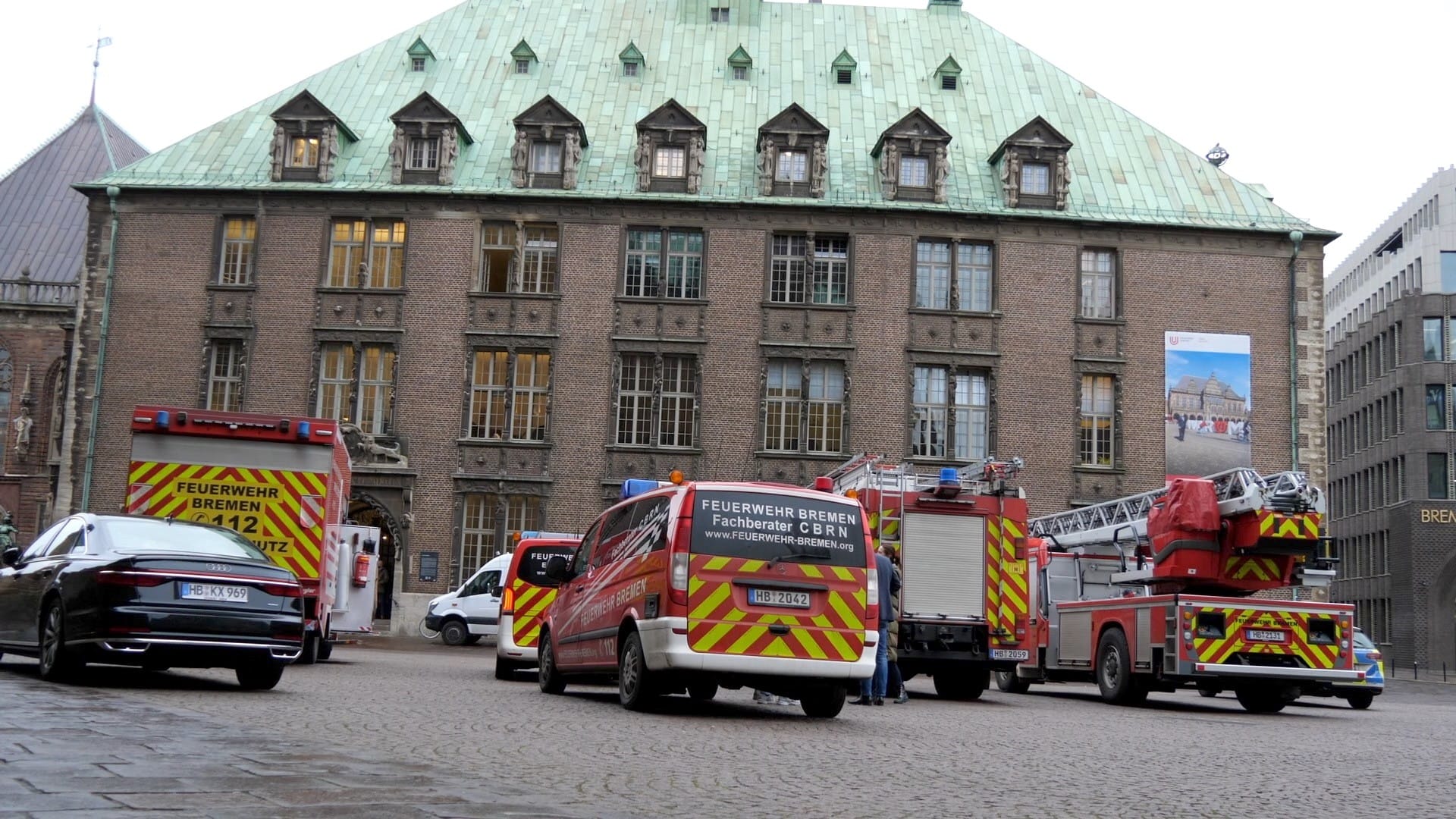 Mehrere Fahrzeuge der Feuerwehr stehen vor dem Bremer Rathaus. Der Bereich um den Senatssitz wurde abgesperrt.