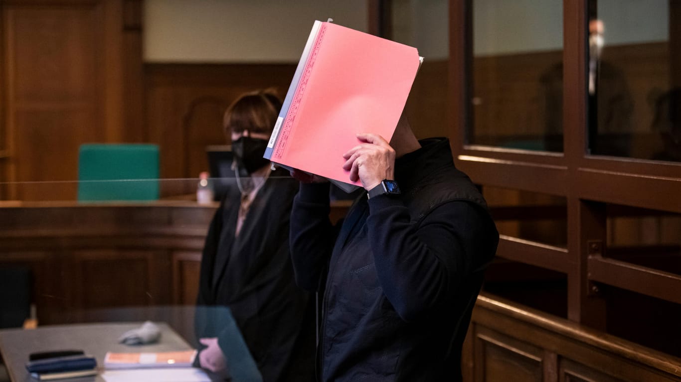 Der 50-Jährige steht neben seiner Anwältin im Gerichtssaal: Gegen ihn hat das Amtsgericht Tiergarten ein Urteil gefällt.