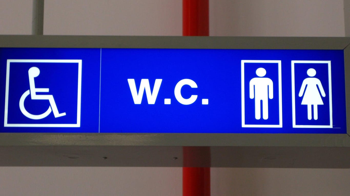 Ein beleuchtetes Toilettenschild (Symbolbild): Laut einer britischen Umfrage fallen für die Menstruation im Leben Kosten von durchschnittlich 20.700 Euro an.