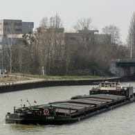 Ein Schiff auf dem Mittellandkanal in Hannover (Archivbild): Seit mehreren Jahren hatte sich die Bundesrepublik geweigert, die Kosten für den Einsatz zu übernehmen.