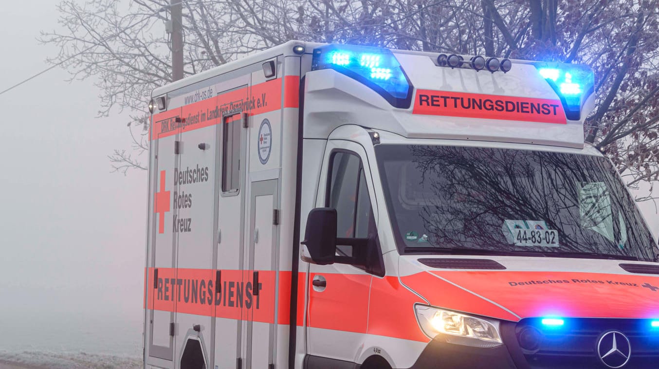 Krankenwagen (Symbolbild): In Baden-Württemberg kam ein 19-Jähriger bei einem Arbeitsunfall ums Leben.