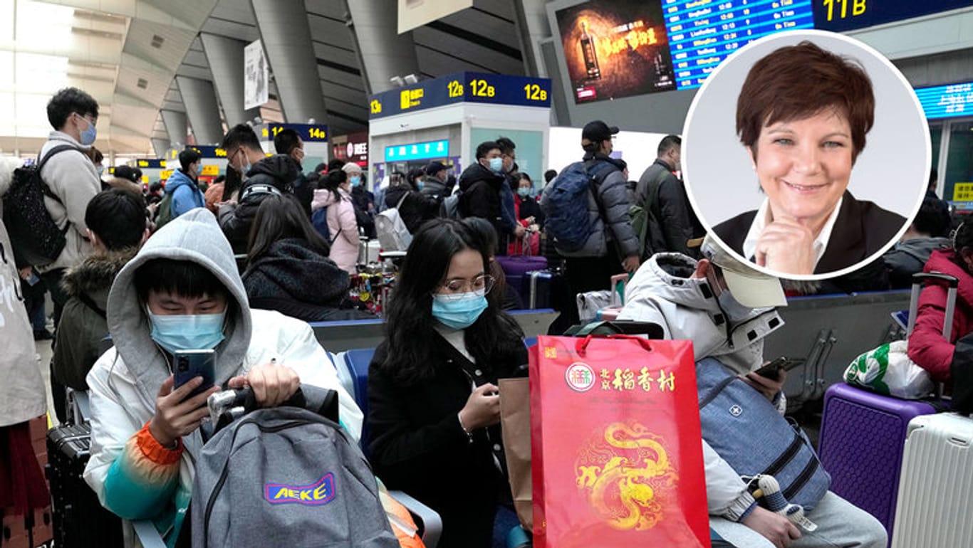 Zahlreiche Fahrgäste mit Mund-Nasen-Schutz warten am Südbahnhof in Peking auf ihren Zug (Symbolbild): China meldet neue Corona-Rekorde – und fährt einen harten Kurs.