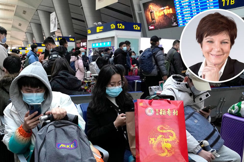 Zahlreiche Fahrgäste mit Mund-Nasen-Schutz warten am Südbahnhof in Peking auf ihren Zug (Symbolbild): China meldet neue Corona-Rekorde – und fährt einen harten Kurs.