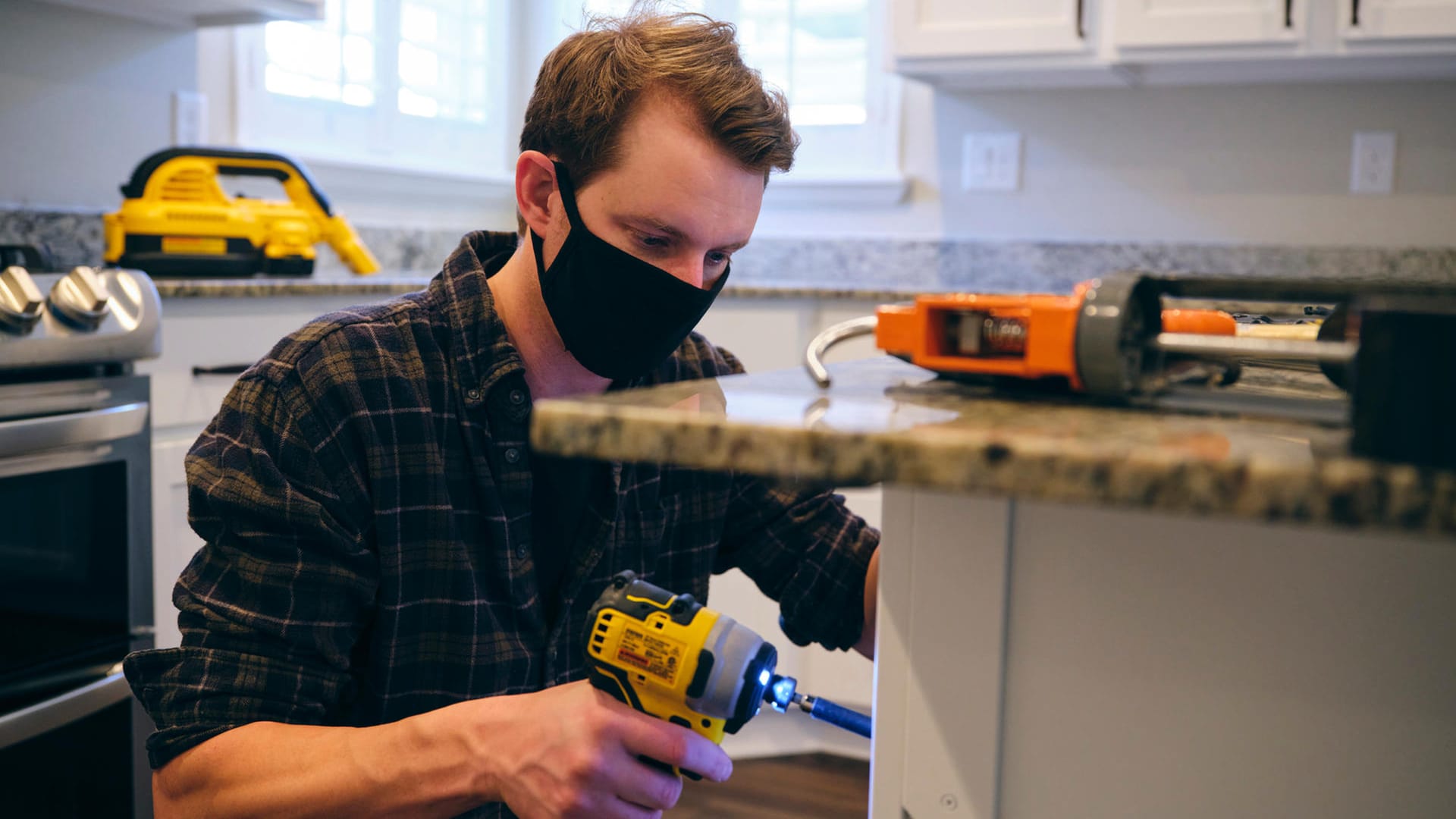 Reparatur durch einen Handwerker: Verbraucher müssen sich auf die 3G-Regelung der Betriebe verlassen.