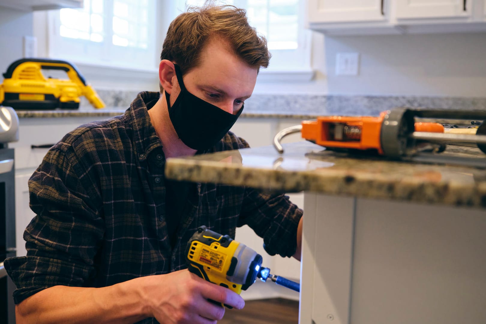 Reparatur durch einen Handwerker: Verbraucher müssen sich auf die 3G-Regelung der Betriebe verlassen.