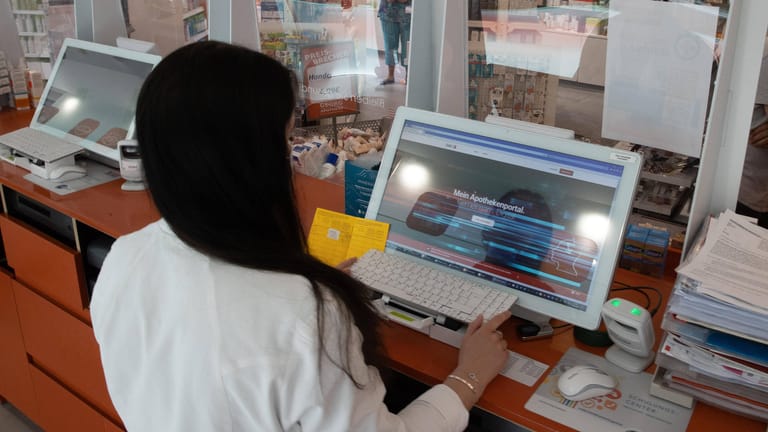 Eine Apothekerin erstellt einen digitalen Impfpass (Archivbild): In Schwerte scheiterte eine Frau mit einem Betrugsversuch.