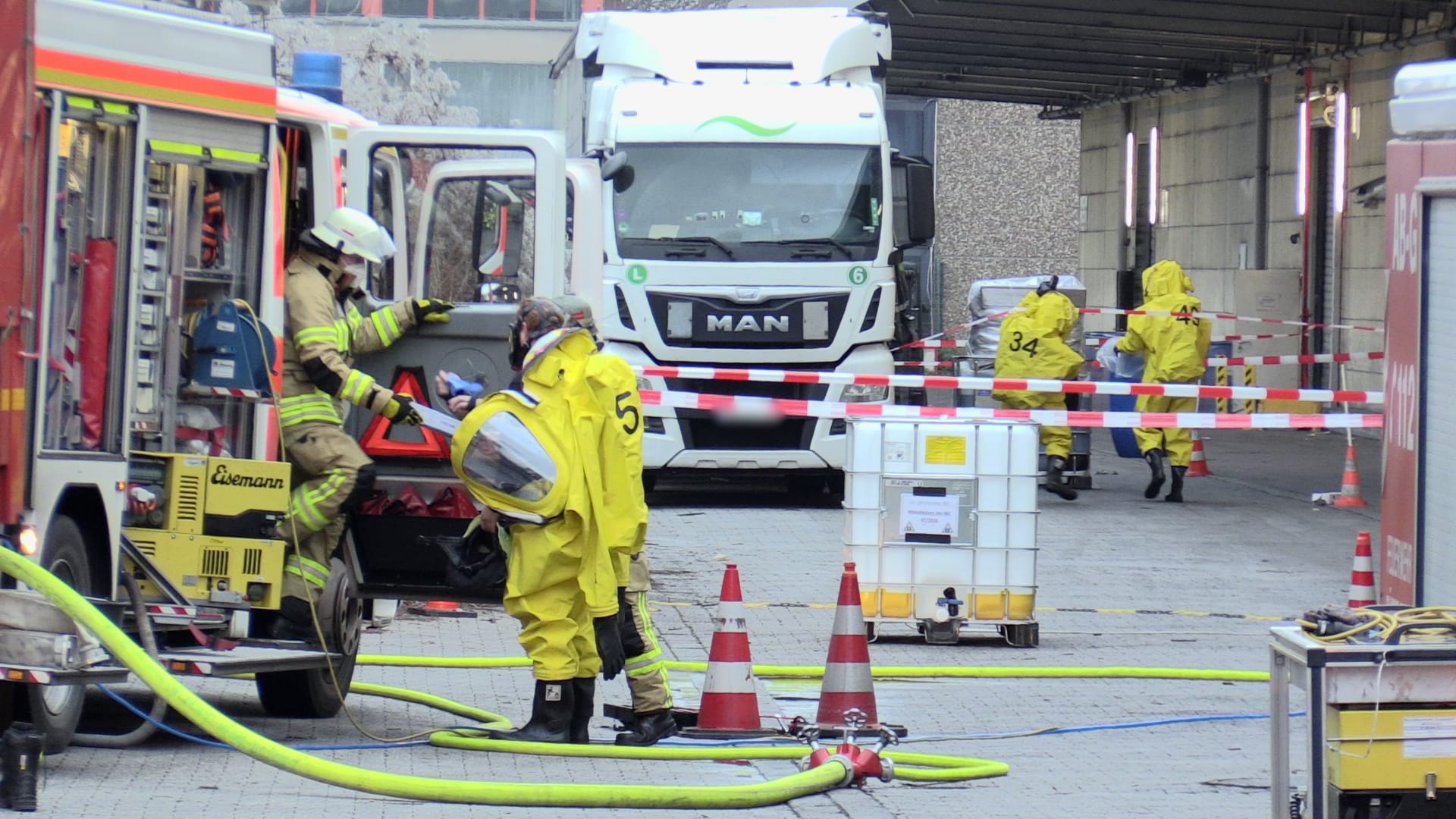 Gefahrguteinsatz auf dem Gelände eines Logistikunternehmens in der Paul-Thomas-Straße: Der ausgetretene Stoff wird als krebserregend eingestuft.