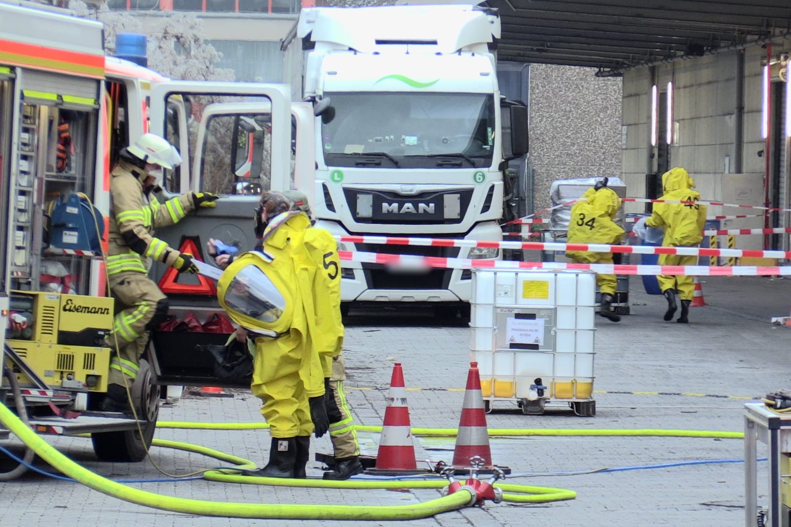 Gefahrguteinsatz auf dem Gelände eines Logistikunternehmens in der Paul-Thomas-Straße: Der ausgetretene Stoff wird als krebserregend eingestuft.