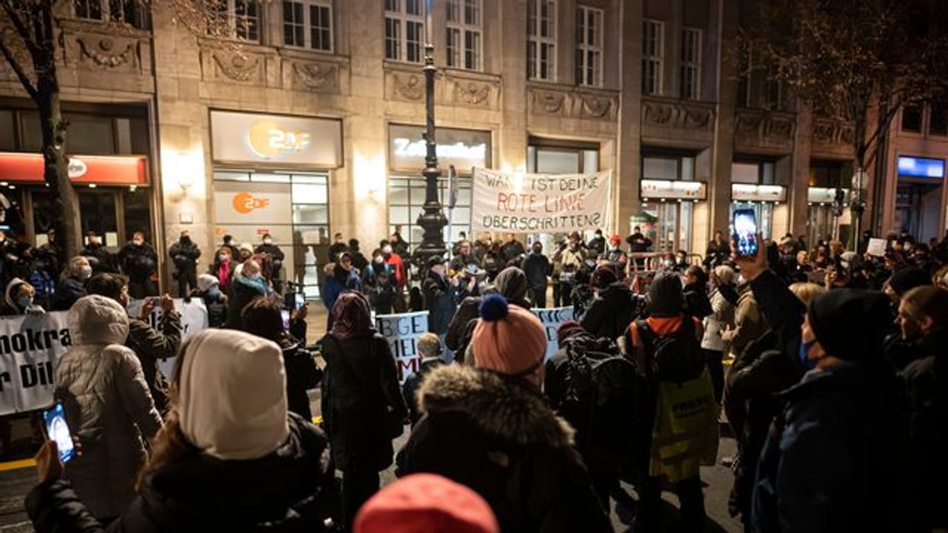 Teilnehmer einer Demonstration gegen die Corona-Maßnahmen stehen vor dem ZDF-Hauptstadtstudio: Tausende sind in Berlin erneut auf die Straßen gegangen.
