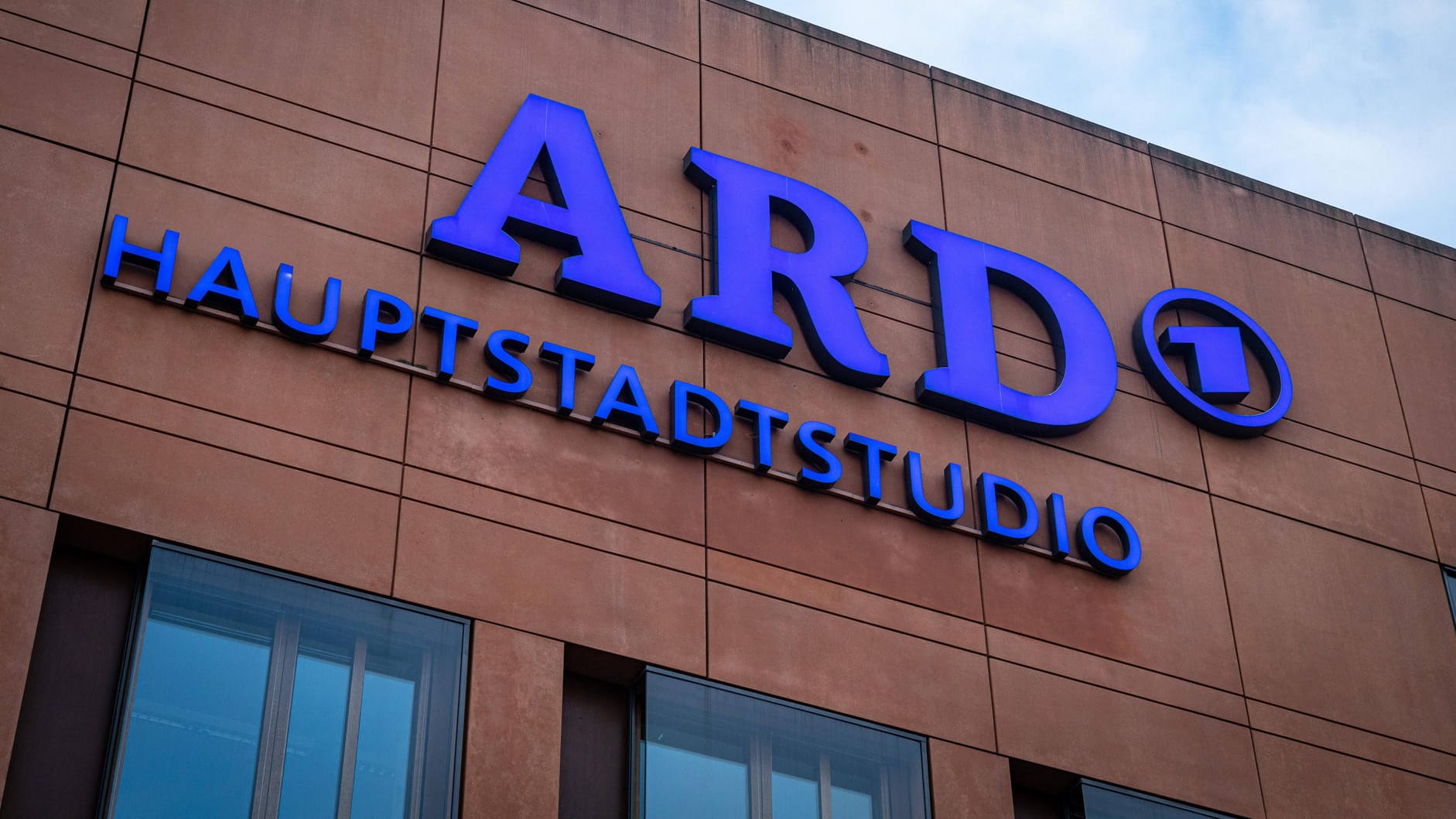 Logo am ARD-Hauptstadtstudio: Mit einem Interview, in dem er davon sprach, die ARD abschaffen zu wollen, hat CDU-Politiker Markus Kurze Aufsehen erregt.