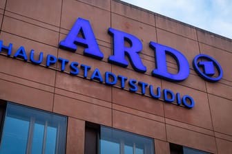 Logo am ARD-Hauptstadtstudio: Mit einem Interview, in dem er davon sprach, die ARD abschaffen zu wollen, hat CDU-Politiker Markus Kurze Aufsehen erregt.