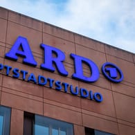 Logo am ARD-Hauptstadtstudio: Mit einem Interview, in dem er davon sprach, die ARD abschaffen zu wollen, hat CDU-Politiker Markus Kurze Aufsehen erregt.