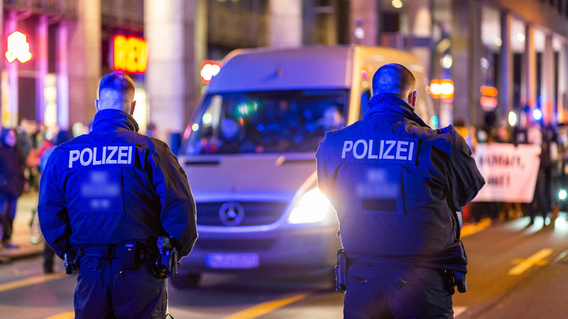 Protest gegen die Corona-Maßnahmen in Berlin am Montag: Ginge es nach der Polizeigewerkschaft GdP, würden auch Corona-Proteste bald nicht mehr so eng begleitet wie bisher. Protest gegen die Corona-Maßnahmen in Berlin am Montag: Ginge es nach der Polizeigewerkschaft GdP, würden auch Corona-Proteste bald nicht mehr so eng begleitet wie bisher.