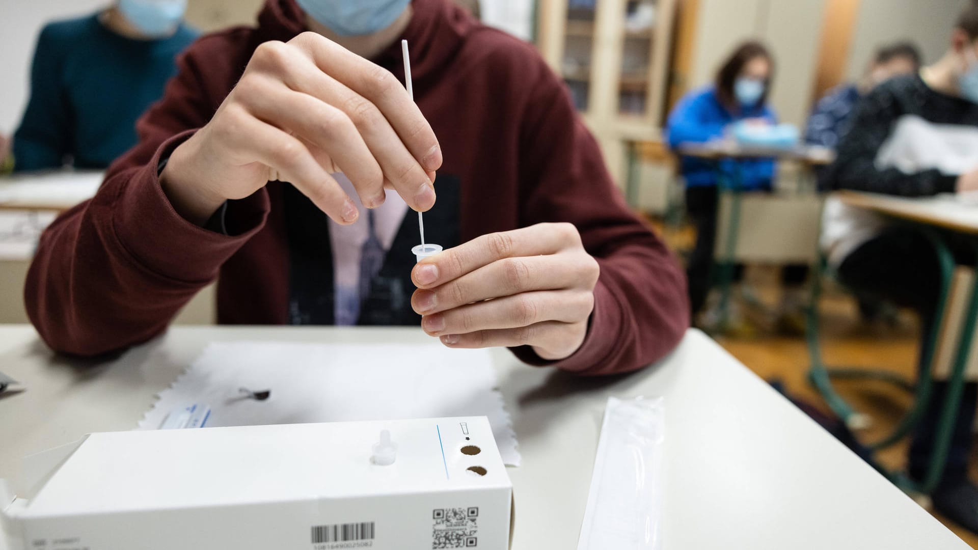 Ein Schüler macht einen Corona-Test (Symbolbild): Die Inzidenz unter Spandauer Schülern liegt einem Bericht nach bei 1.800.