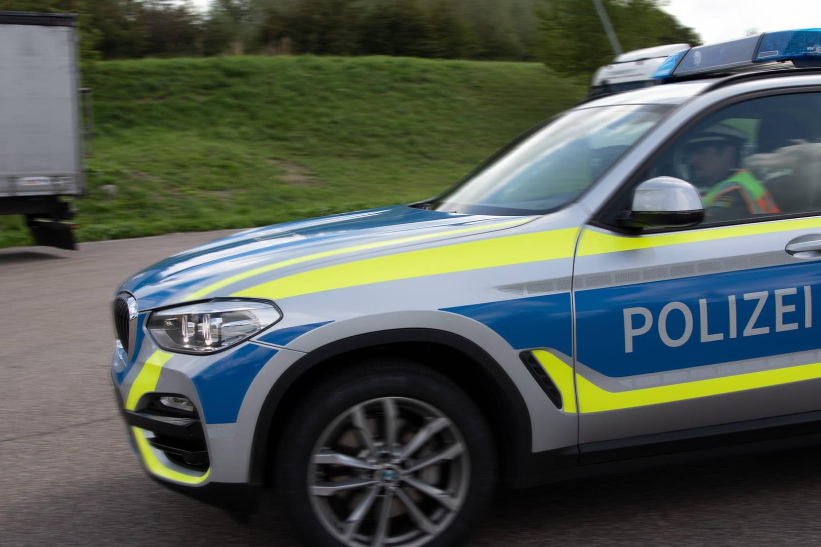 Ein Streifenwagen auf der Autobahn (Symbolbild): Das Wohnmobil war kurz zuvor in Hamburg gestohlen worden.