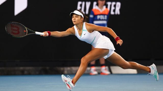 Emma Raducanu setzte sich in der ersten Runde mit 6:0, 2:6, 6:1 gegen die US-Amerikanerin Sloane Stephens durch. Emma Raducanu setzte sich in der ersten Runde mit 6:0, 2:6, 6:1 gegen die US-Amerikanerin Sloane Stephens durch.