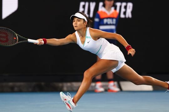 Emma Raducanu setzte sich in der ersten Runde mit 6:0, 2:6, 6:1 gegen die US-Amerikanerin Sloane Stephens durch.