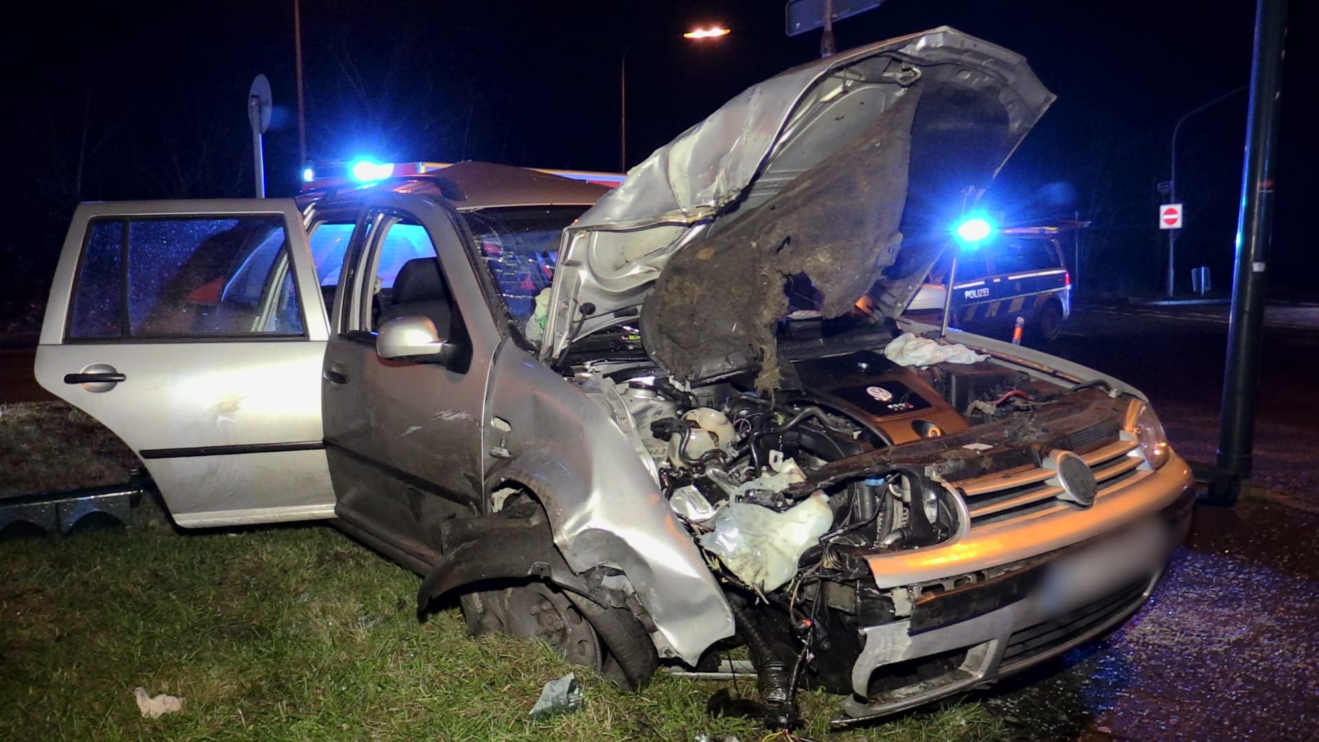 Das Wrack des VW steht neben der Fahrbahn: Auch ein Zivilfahrzeug der Polizei wurde beim Zusammenstoß beschädigt.