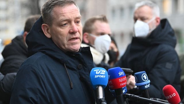 Alfred Gislason, Cheftrainer der deutschen Handball-Nationalmannschaft, stellt sich bei einem Medientermin den Fragen der Journalisten. Alfred Gislason, Cheftrainer der deutschen Handball-Nationalmannschaft, stellt sich bei einem Medientermin den Fragen der Journalisten.