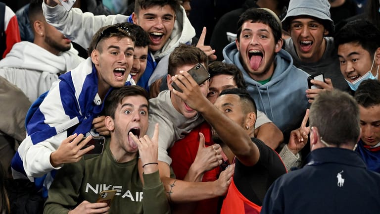 Nick Kyrgios: Der australische Tennisspieler brachte die Melbourne-Arena zum Kochen – und machte nach der Partie Selfies mit seinen Fans.