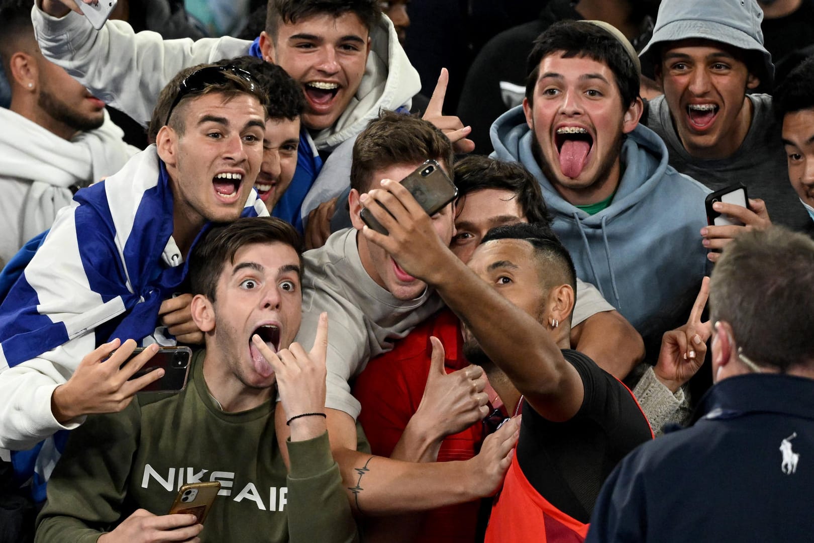 Nick Kyrgios: Der australische Tennisspieler brachte die Melbourne-Arena zum Kochen – und machte nach der Partie Selfies mit seinen Fans.