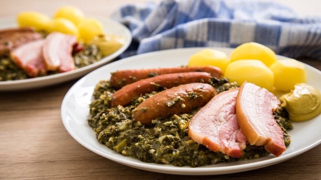 Grühnkohl mit Wurst und Speck: Bleibt etwas übrig, kann das Gemüse bedenkenlos noch einmal aufgewärmt werden.