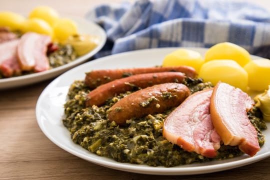 Grühnkohl mit Wurst und Speck: Bleibt etwas übrig, kann das Gemüse bedenkenlos noch einmal aufgewärmt werden.