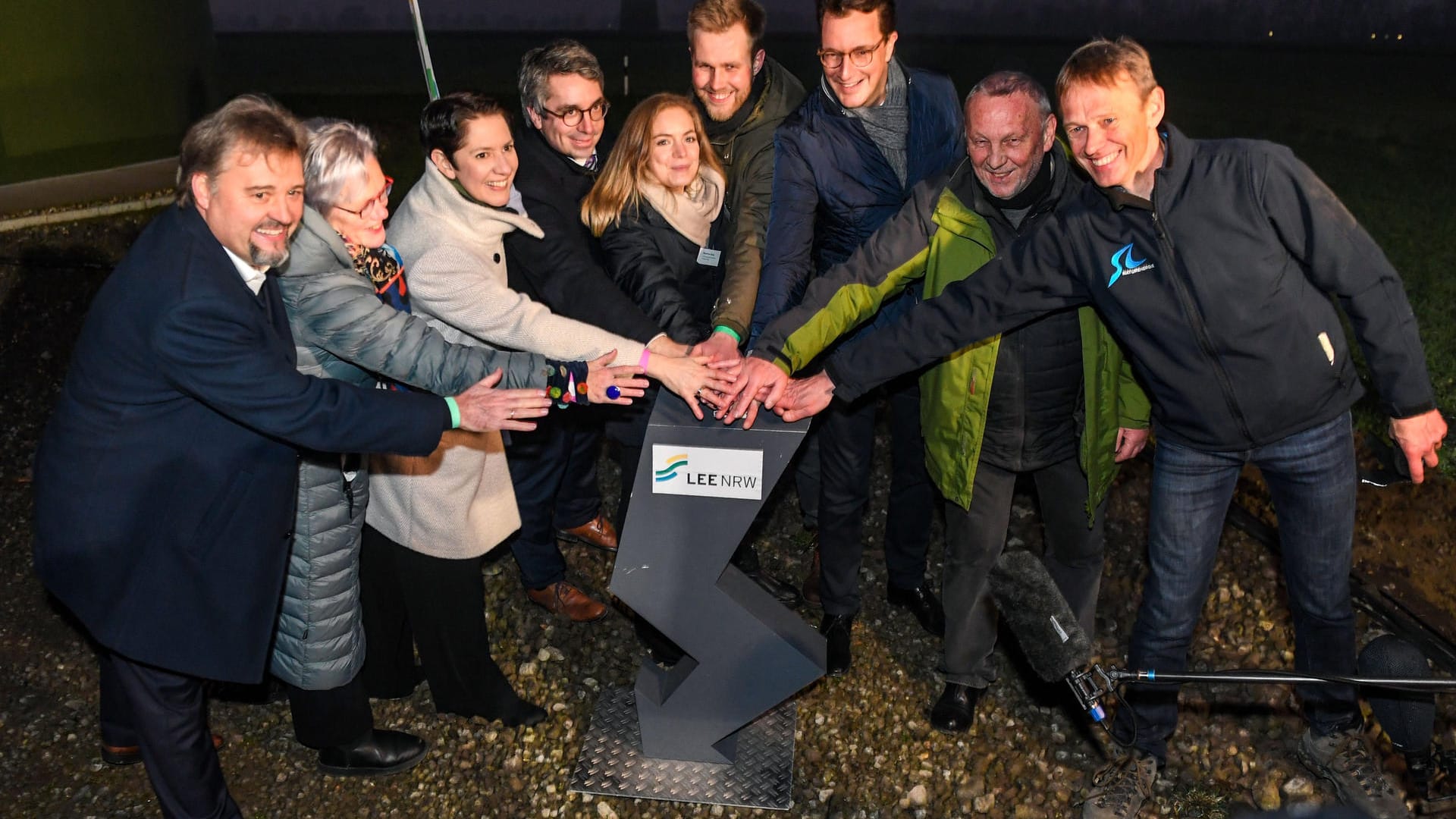 Nordrhein-Westfalens Ministerpräsident Hendrik Wüst (3. v.r.): Dieses Foto des CDU-Politikers sorgte in den Sozialen Medien für Ärger. Nordrhein-Westfalens Ministerpräsident Hendrik Wüst (3. v.r.): Dieses Foto des CDU-Politikers sorgte in den Sozialen Medien für Ärger.