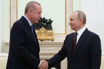 Recep Tayyip Erdoğan und Wladimir Putin (Archivbild): Der türkische Präsident hält eine russische Invasion in der Ukraine für unwahrscheinlich und möchte mit Putin reden.
