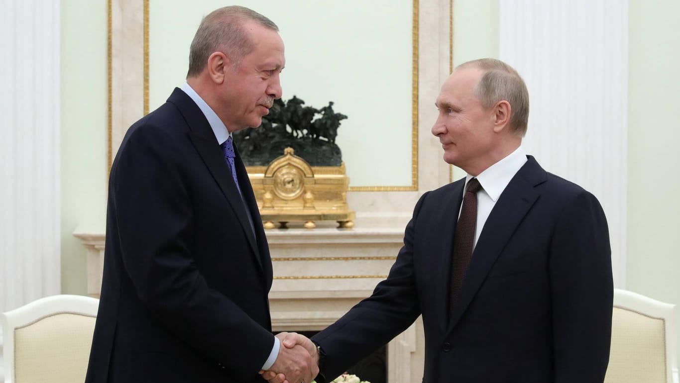 Recep Tayyip Erdoğan und Wladimir Putin (Archivbild): Der türkische Präsident hält eine russische Invasion in der Ukraine für unwahrscheinlich und möchte mit Putin reden.