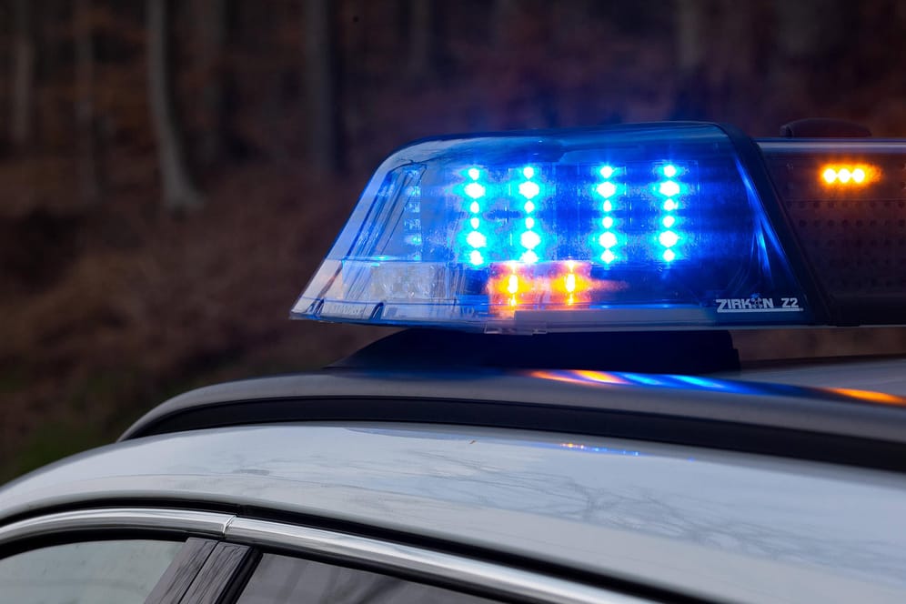 Einsatzfahrzeug der Polizei mit Blaulicht (Symbolbild): Spaziergänger mit einem Hund hatten die Leiche in einem Waldstück gefunden.
