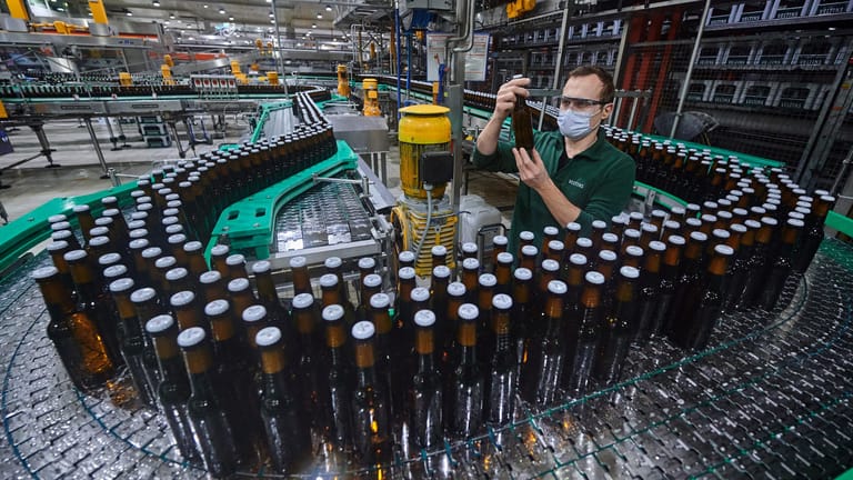 Ein Mitarbeiter kontrolliert die Flaschenabfüllung: Im Vergleich zum Vorjahr konnte sich der Bierabsatz erholen.