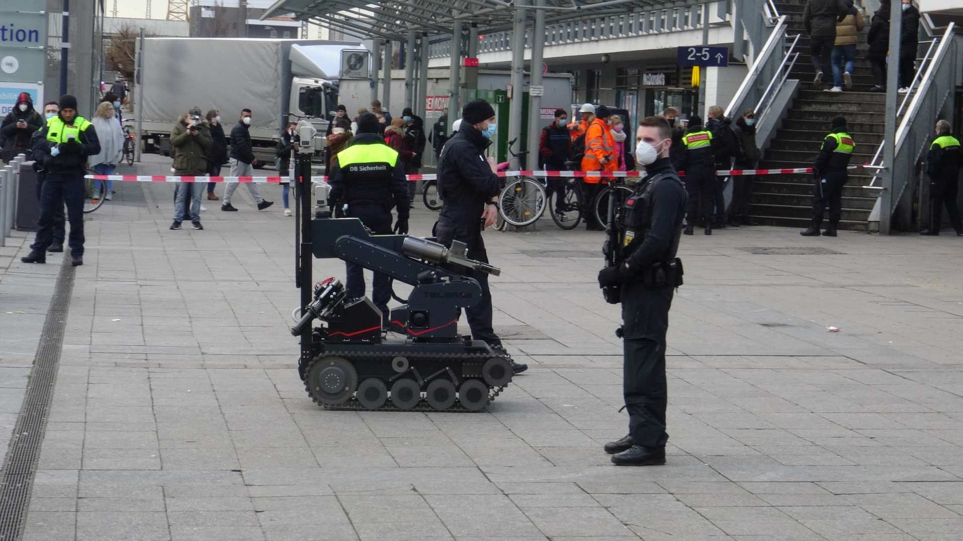 Ein Bombenräumroboter der Bundespolizei: Damit soll geprüft werden, ob es sich um einen gefährlichen Gegenstand handelt. Ein Bombenräumroboter der Bundespolizei: Damit soll geprüft werden, ob es sich um einen gefährlichen Gegenstand handelt.