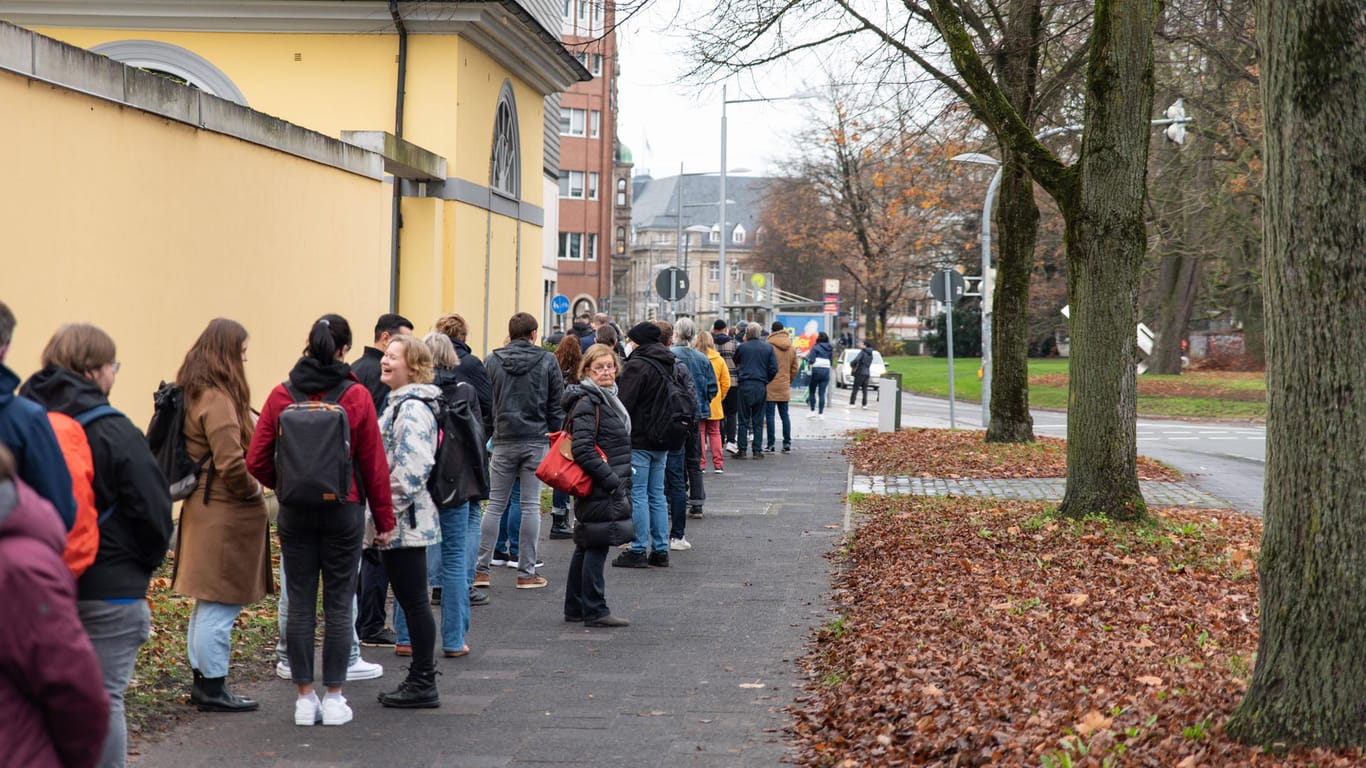 Eine lange Schlange vor einem Impfzentrum in Niedersachsen (Archivbild): Nach Angaben des Landes fehlten die Impfwilligen.