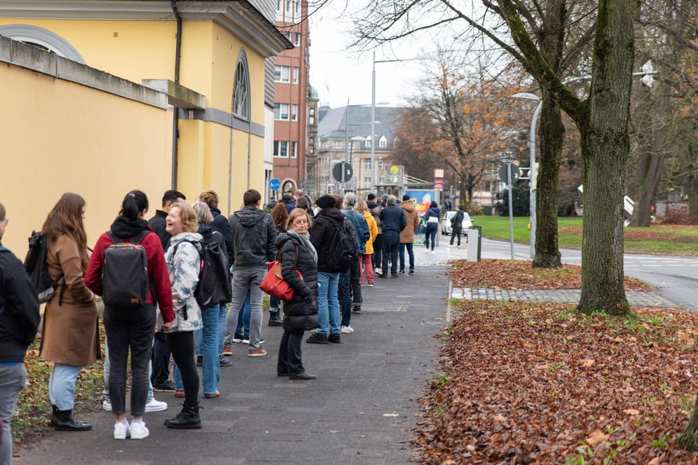 Eine lange Schlange vor einem Impfzentrum in Niedersachsen (Archivbild): Nach Angaben des Landes fehlten die Impfwilligen.